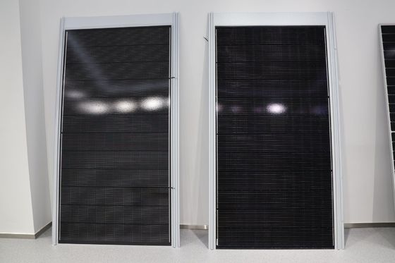وحدات BIPV الشمسية من الفولاذ المسطح السوداء مع 48.65 فولت دائرة مفتوحة الجهد 530W أقصى طاقة